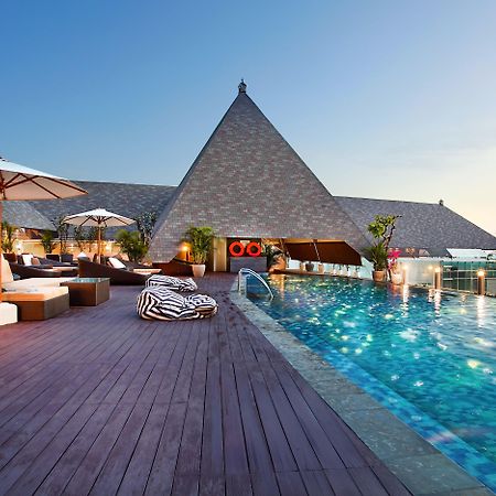 The Kuta Beach Heritage Hotel - Managed By Accor מראה חיצוני תמונה The rooftop pool at the hotel