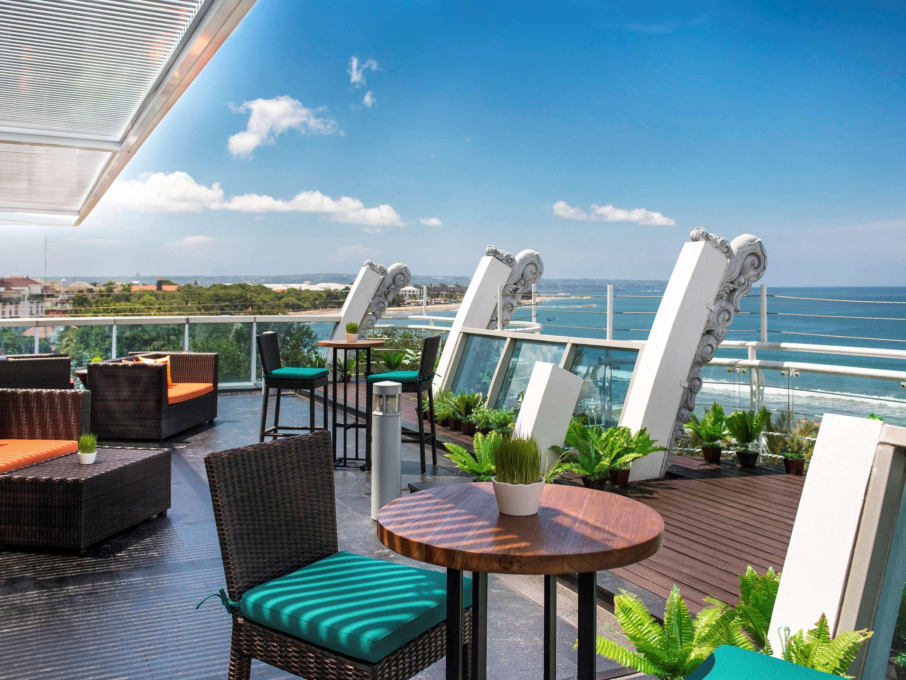 The Kuta Beach Heritage Hotel - Managed By Accor מראה חיצוני תמונה Sky bar