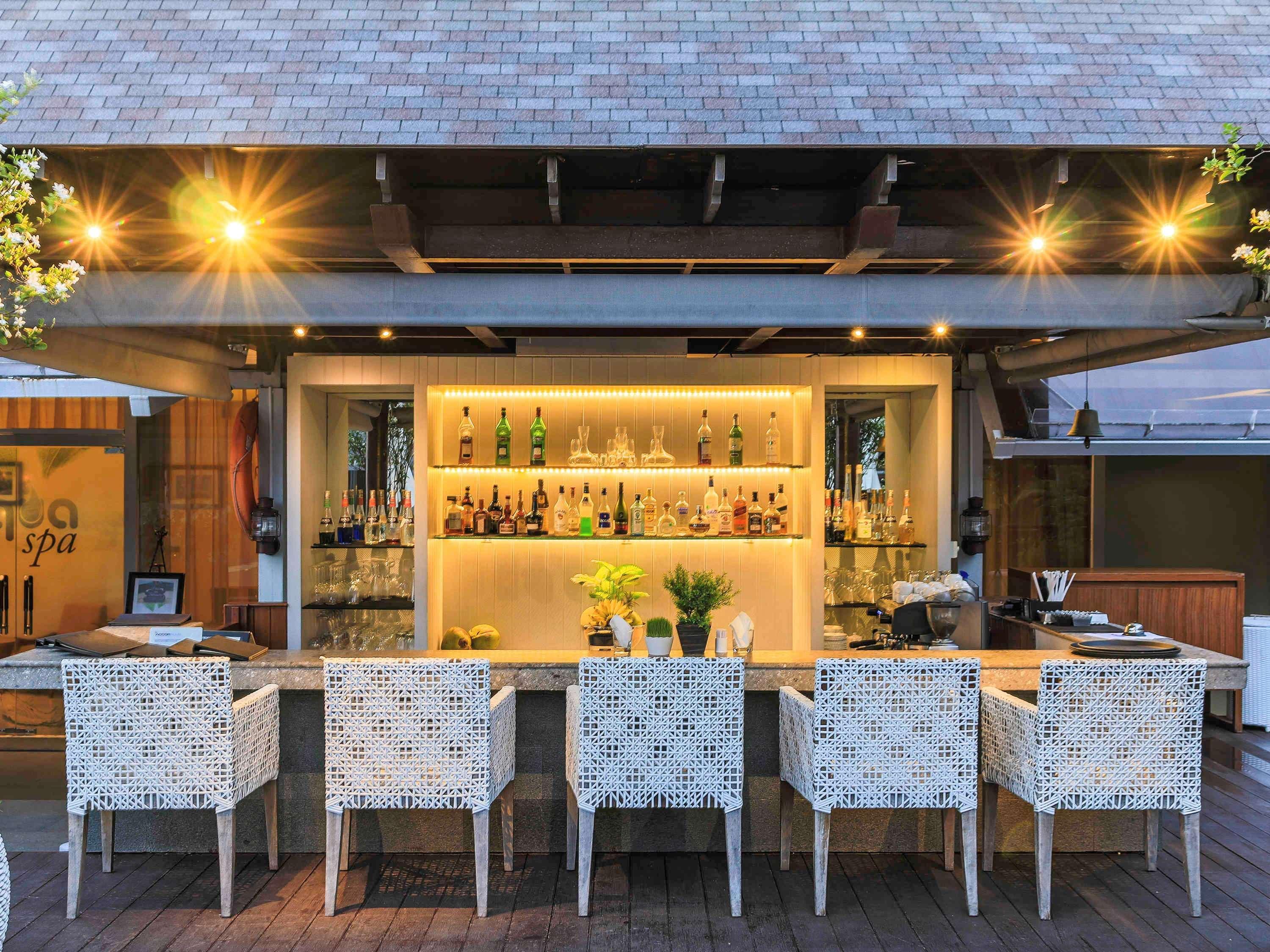 The Kuta Beach Heritage Hotel - Managed By Accor מראה חיצוני תמונה The bar at the rooftop pool