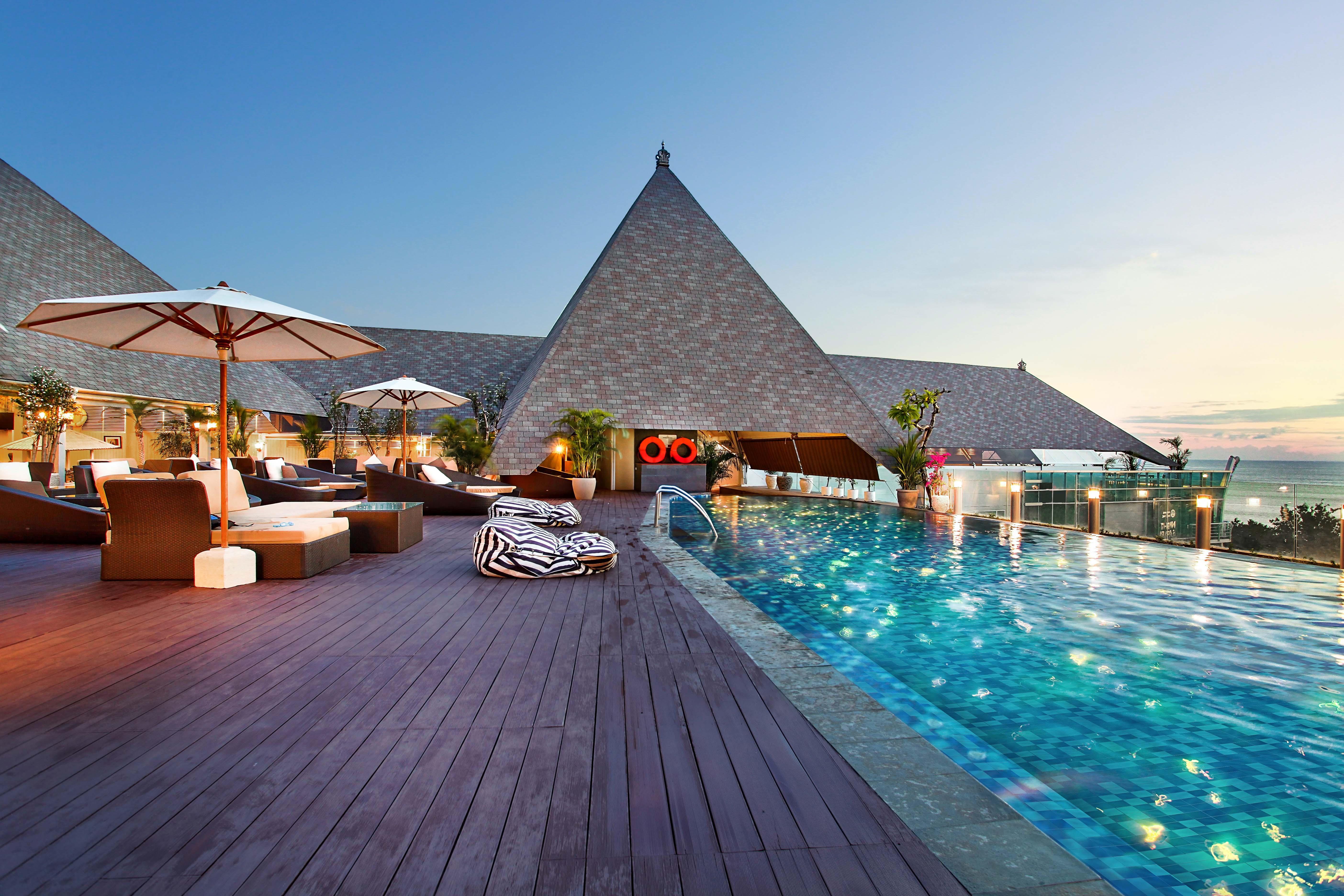 The Kuta Beach Heritage Hotel - Managed By Accor מראה חיצוני תמונה The rooftop pool at the hotel