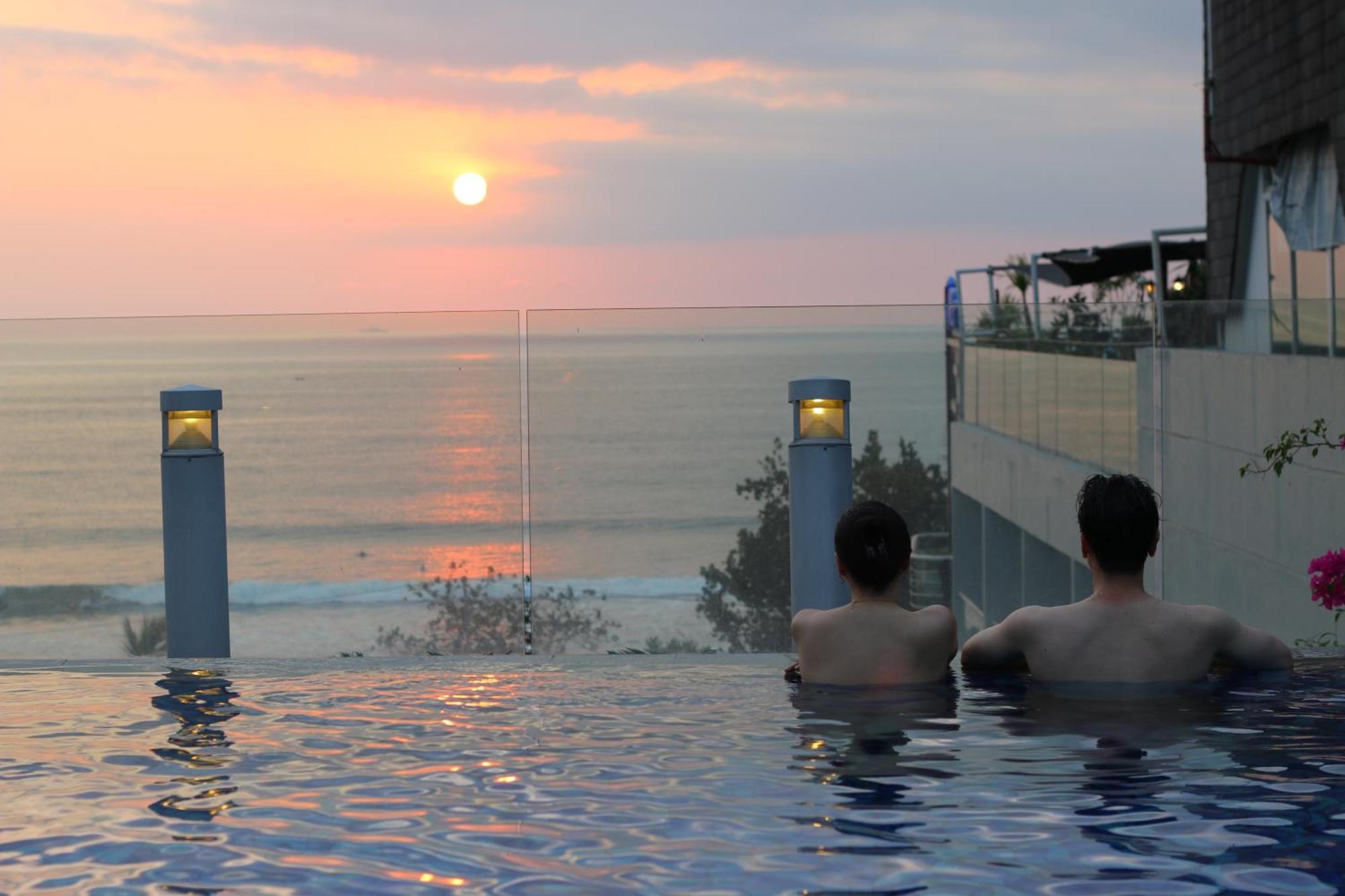 The Kuta Beach Heritage Hotel - Managed By Accor מראה חיצוני תמונה Infinity pool at the Royal Beach Palace, Greece