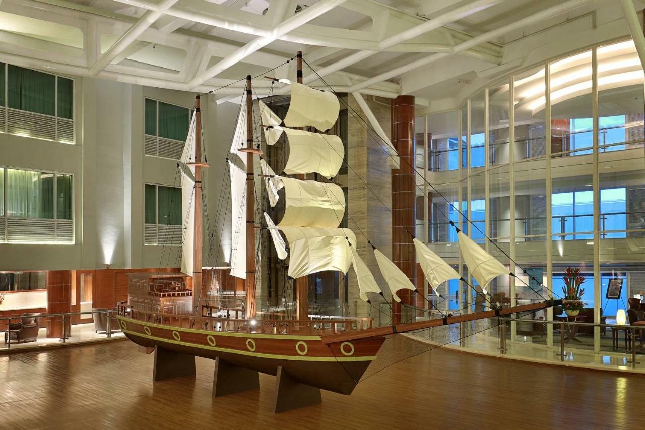 The Kuta Beach Heritage Hotel - Managed By Accor מראה חיצוני תמונה The ship in the lobby of the hotel